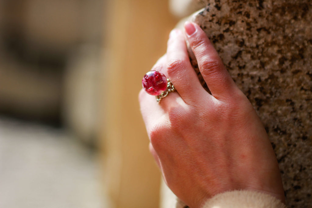 レジン指輪赤い花