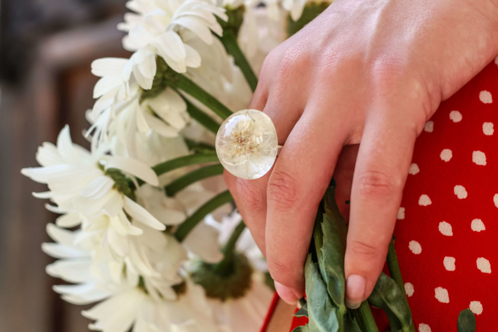 レジン指輪白い花