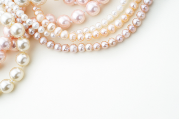 ピンクやオフホワイトの数珠つなぎのパール