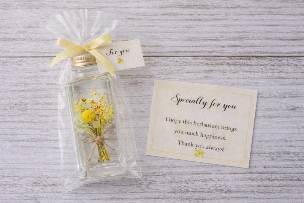 プレゼントのハーバリウムとメッセージカード