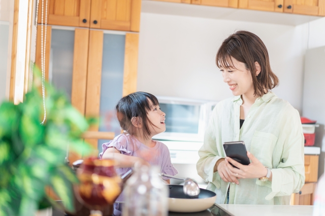 子どもとお母さんが一緒にお料理をしている写真