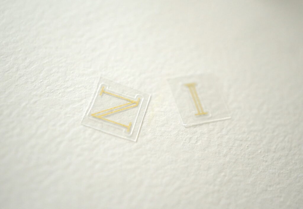 レジンキーホルダーに封入するイニシャルシール