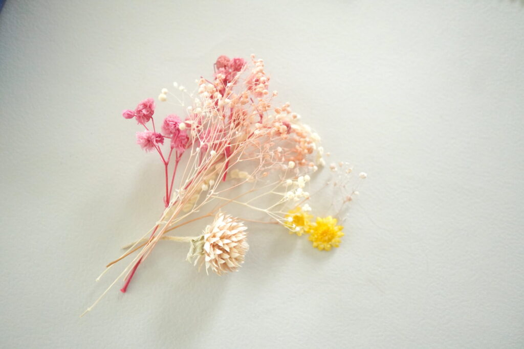 レジンパーツに入れるために用意した花材
