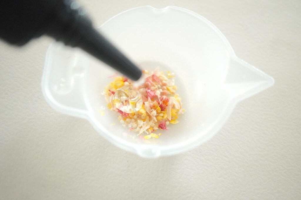 お花にレジンを注入する様子