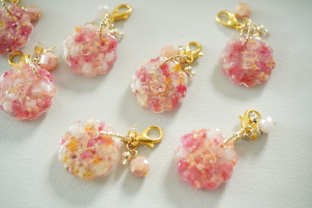 お花を封入したレジンのジッパーチャーム