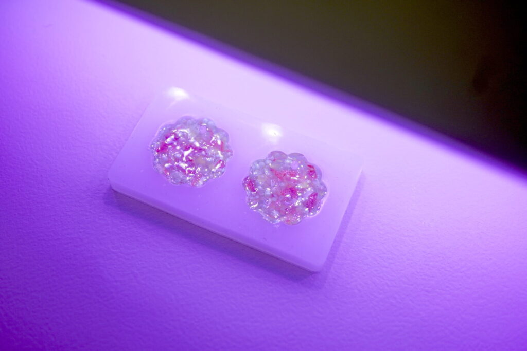 レジンパーツを硬化させる様子