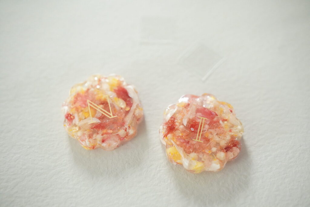 レジンパーツにイニシャルシールをつけた様子