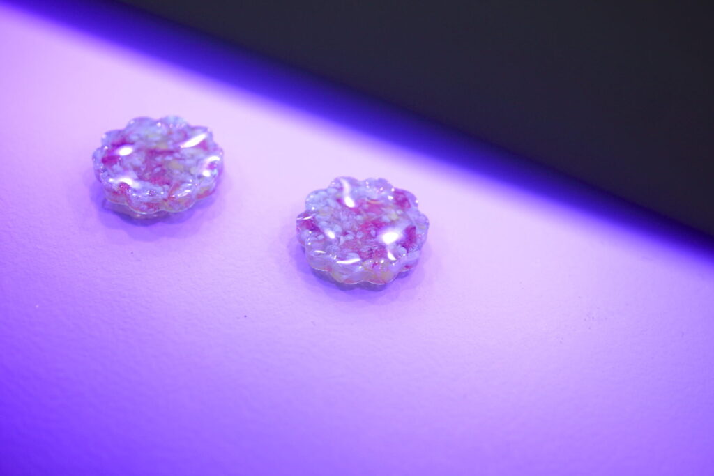 レジンでパーツをコーティングして硬化する様子