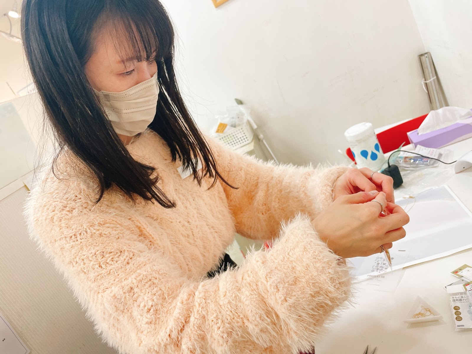 梱包してくれている店長の加藤さん