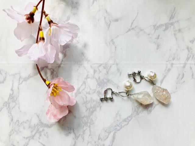 レジンアクセサリーと造花