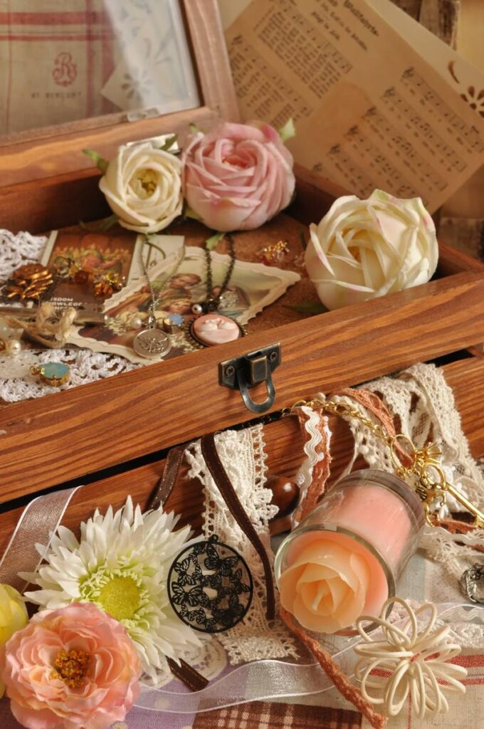 ハンドメイドの作品が木箱に入っている写真