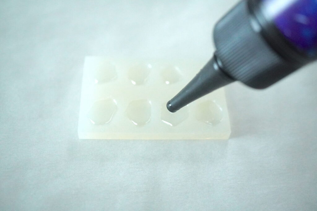 モールドにレジン液を入れている様子