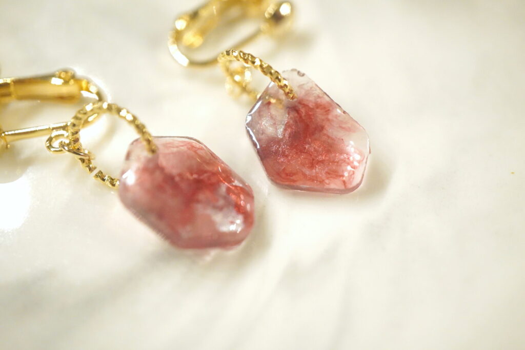 レジンで作ったニュアンスカラーのイヤリング