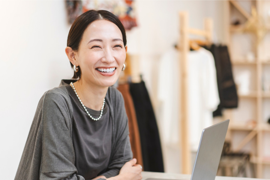 笑っている女性