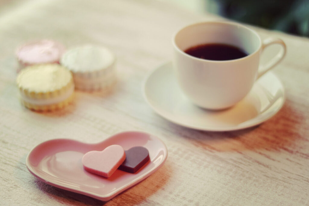 コーヒーとハートチョコレートの写真