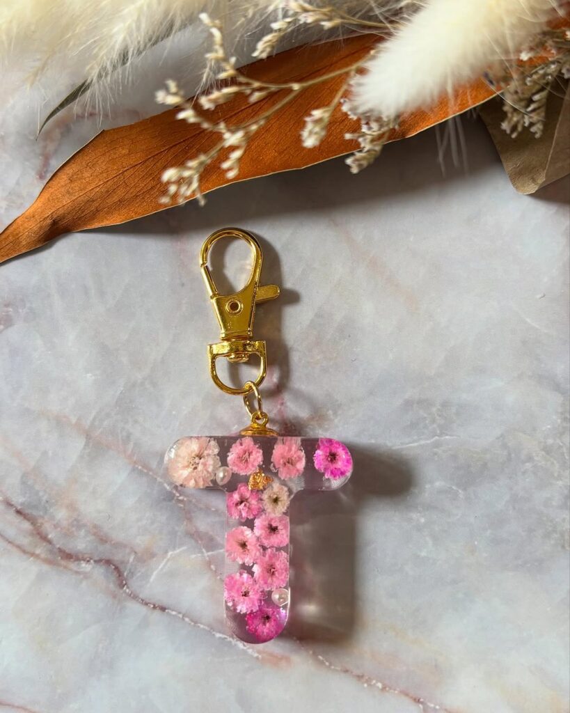 レジンで作られたイニシャルキーホルダー