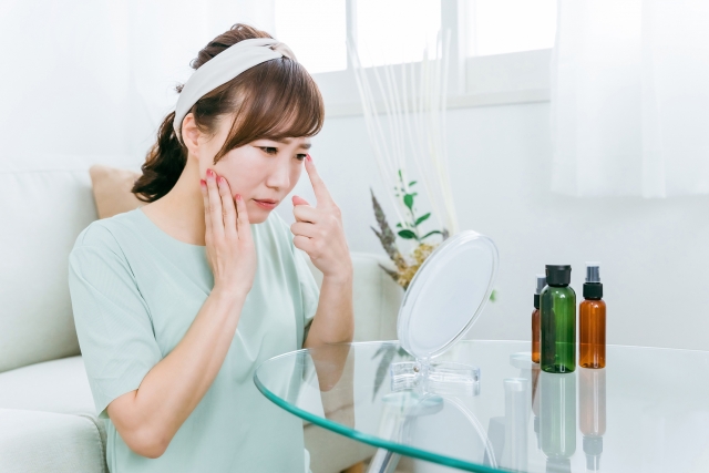 マツエクが取れやすい原因について悩む女性