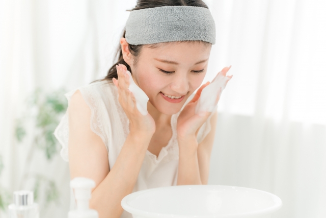 マツエクが取れやすい原因の一つゴシゴシ洗顔のイメージ