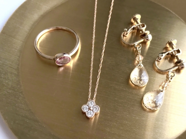 金属のアクセサリートレーとアクセサリー