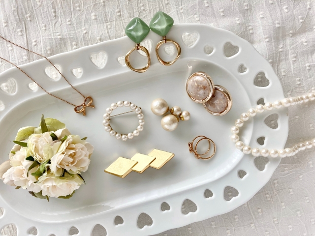 陶器のアクセサリートレーとアクセサリー