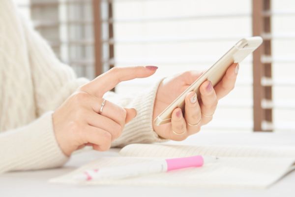 マツエクサロンを自宅で開業のイメージスマホで集客する様子