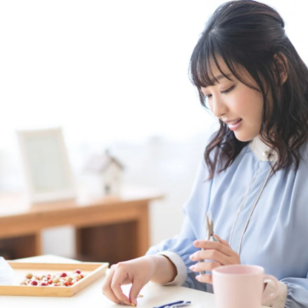 ハンドメイド作家が商品を制作するイメージ