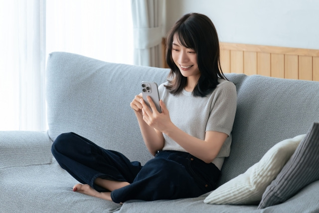 ハンドメイドの副業でスマホを使用する女性
