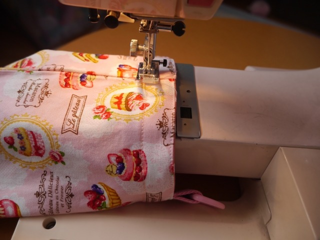 ハンドメイドでミシンを使用している様子