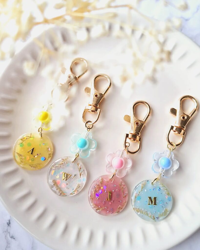 レジンのキーホルダーの簡単な作り方！プレゼントにもオススメです