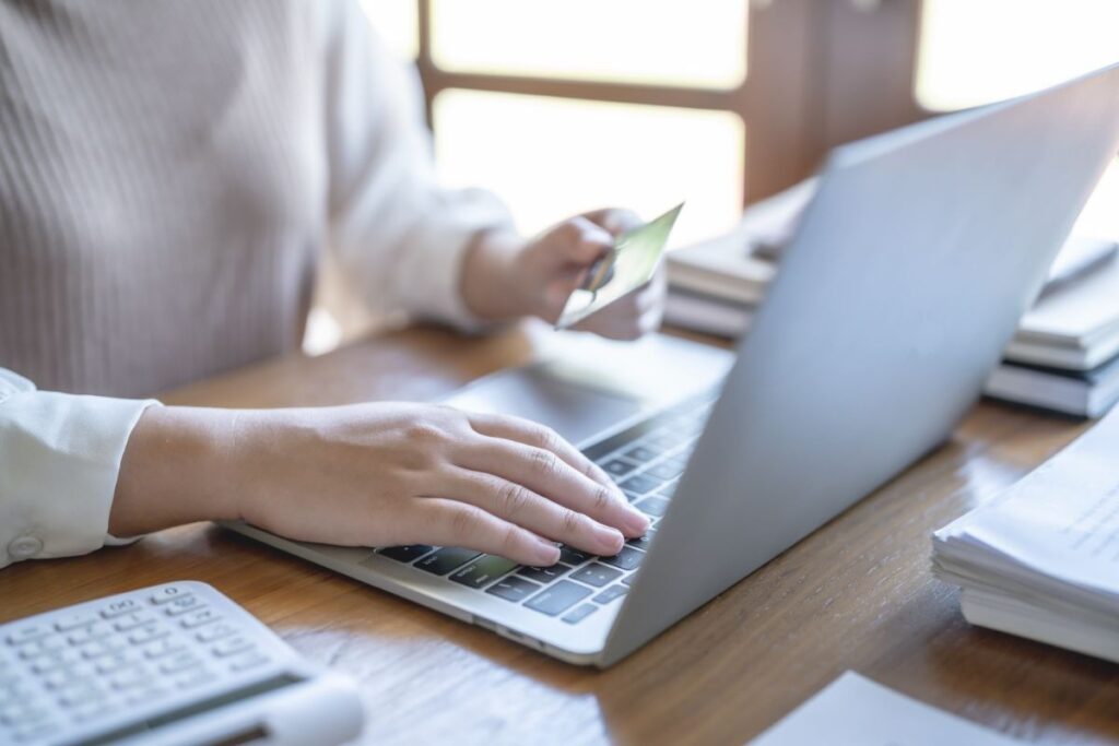 レジンアクセサリーの通販サイトを比較している女性２