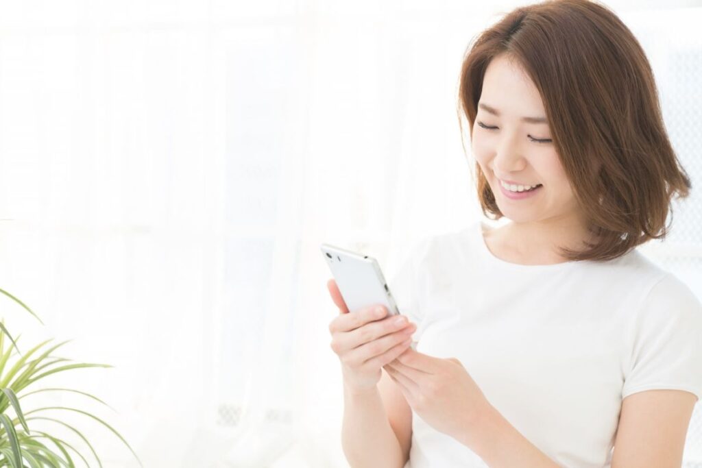 レジンアクセサリーの通販サイトを比較している女性