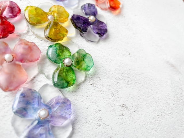 レジンアクセサリーの通販サイトを比較して購入したもので作られたレジンパーツのイメージ