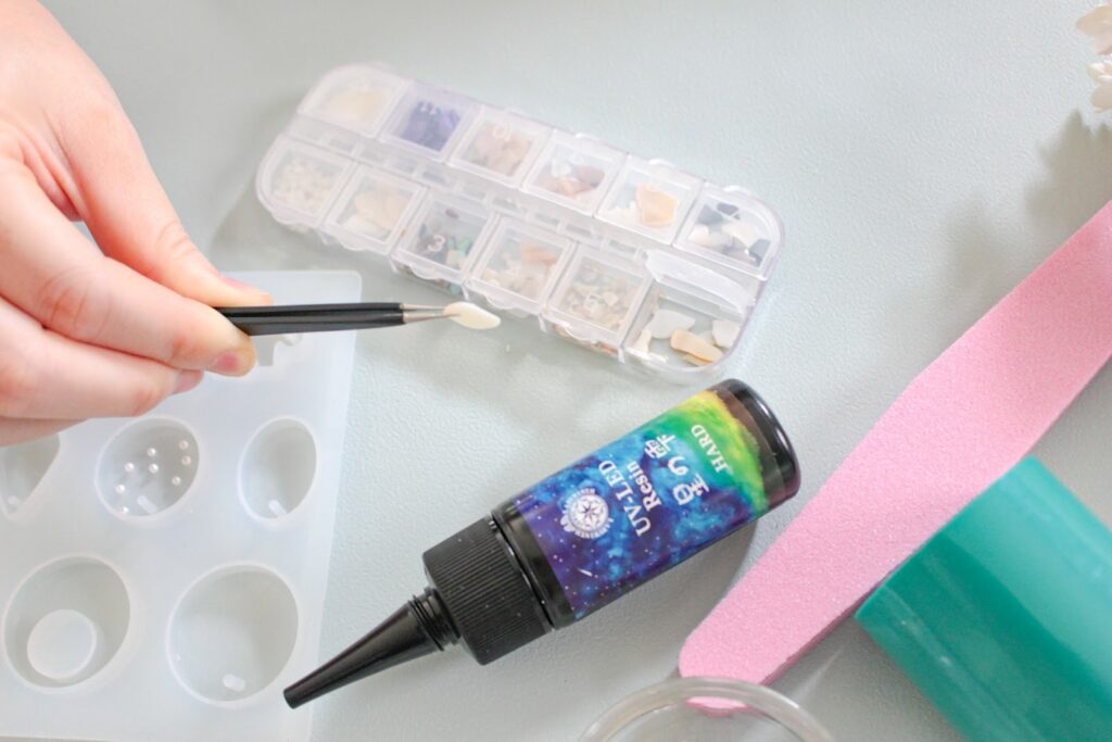 レジンアクセサリーの通販サイトを比較！レジン作品を作っている様子