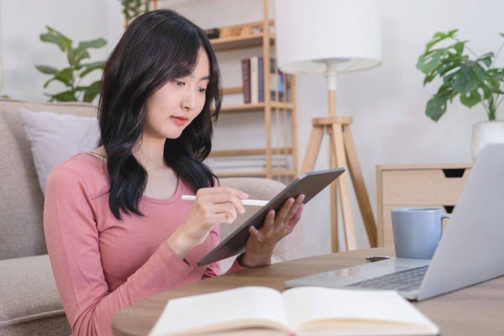 レジンアクセサリーの写真の撮り方を学んでいる女性