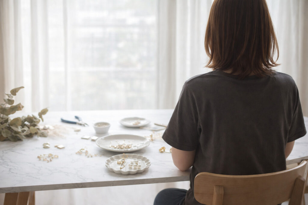 アクセサリーを作る様子