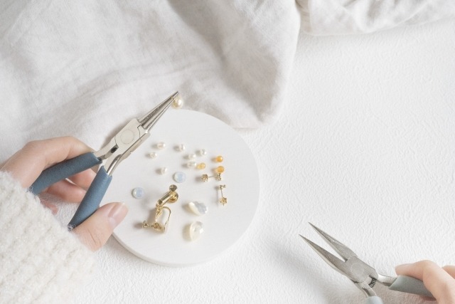 ハンドメイドのワークショップの開き方アクセサリーを作っている様子