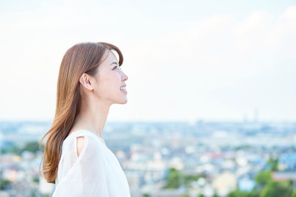 ハンドメイドAI活用を活動に生かしている女性のイメージ