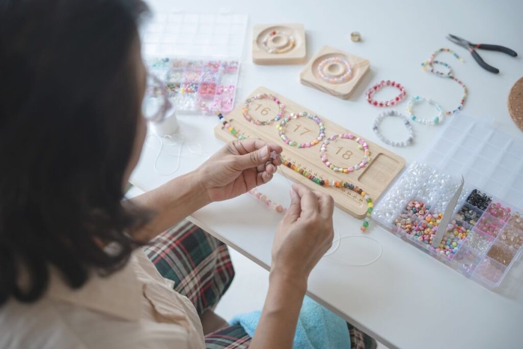 ハンドメイドAIを活用し制作に打ち込む女性